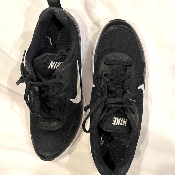 Nike Womens Size 9 Sneakers, Black & White: Light Wear - Picture 5 of 5